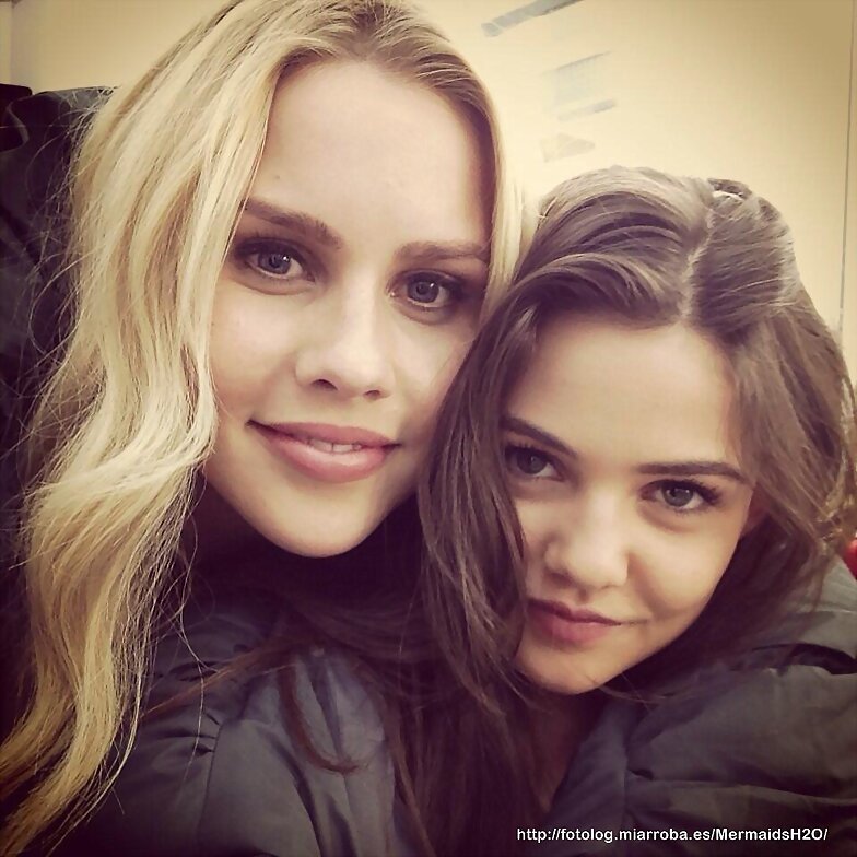 Claire Holt y Danielle Campbell en The Originals
