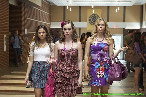 Fotos promoción de Claire en su peli "Mean Girls2"