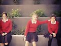 Phoebe Tonkin en la escuela