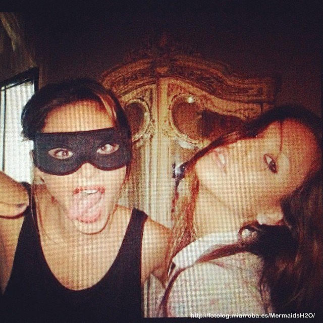 Phoebe Tonkin de más joven con una amiga