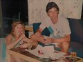 La madre y padre de Phoebe Tonkin de jovenes