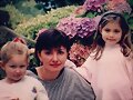 Phoebe Tonkin de peque&ntilde;a con su madre y hermana