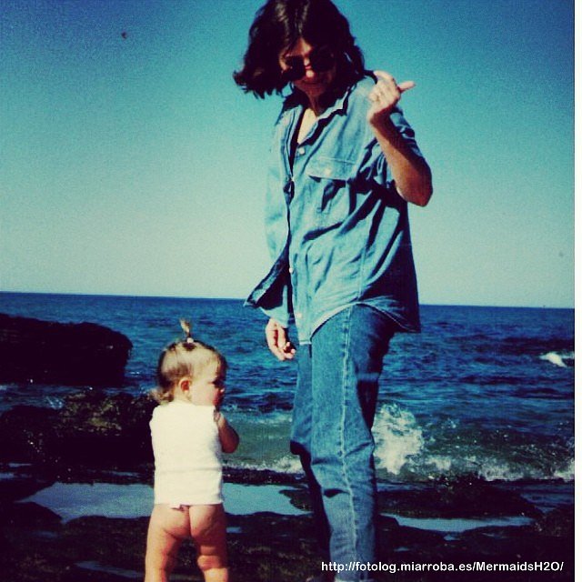 Phoebe Tonkin de pequeña con su madre Jane Tonkin