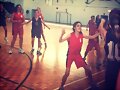 Phoebe Tonkin con el dorsal 6 en la escuela
