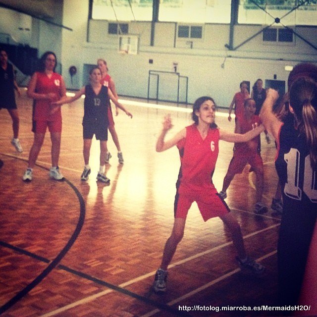 Phoebe Tonkin con el dorsal 6 en la escuela