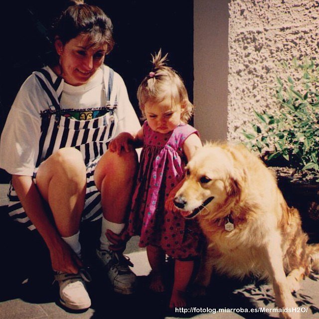 Phoebe Tonkin de pequeña con su madre Jane Tonkin