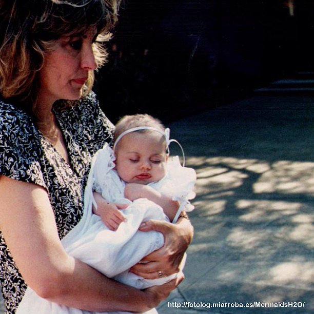 Phoebe Tonkin de pequeña con su madre Jane Tonkin