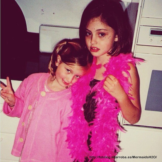 Phoebe Tonkin con su hermana Abby Tonkin de pequeñ