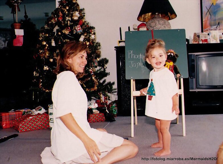 Phoebe Tonkin de pequeña con su madre Jane Tonkin