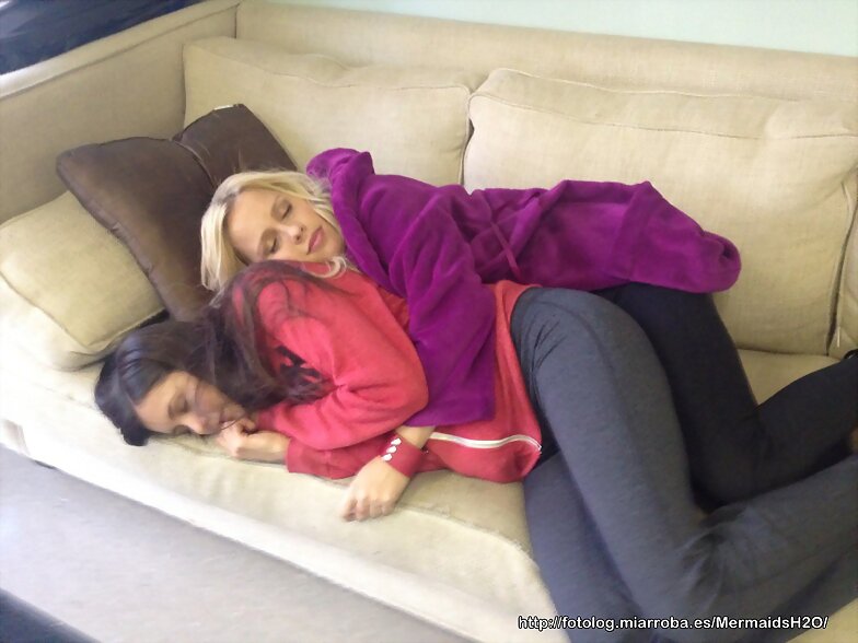 Claire Holt y Nina Dobrev en el set de TVD