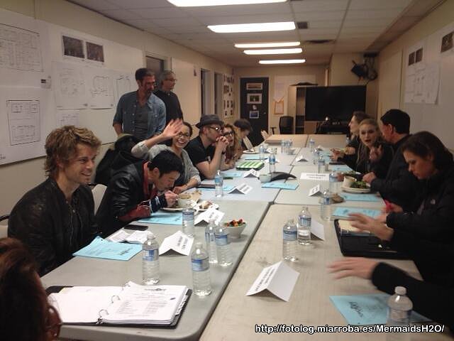 BTS Luke Mitchell en el set de The Tomorrow People