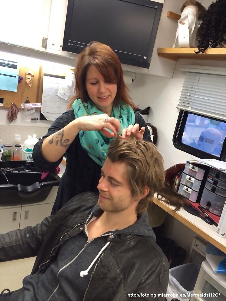 BTS Luke Mitchell en el set de The Tomorrow People