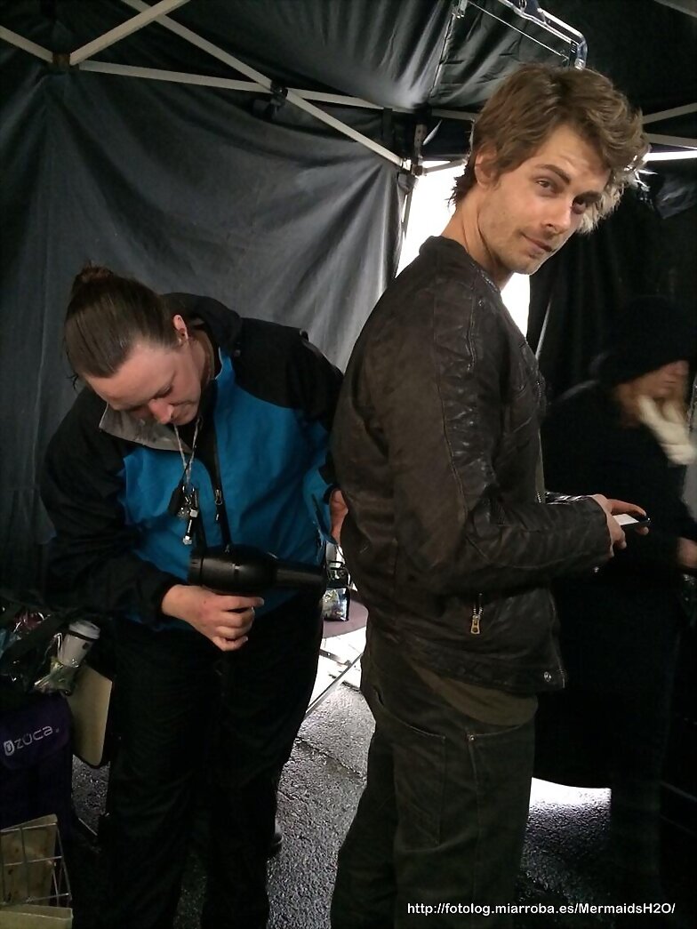 BTS Luke Mitchell en el set de The Tomorrow People