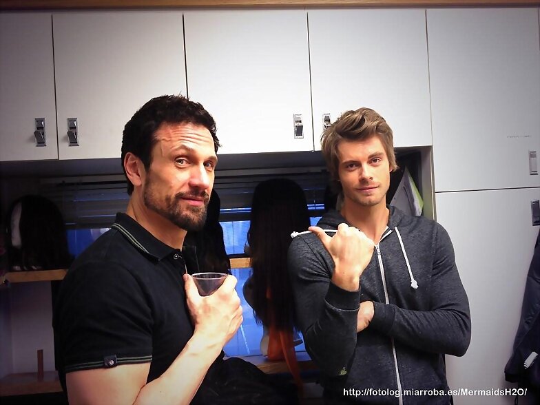 BTS Luke Mitchell en el set de The Tomorrow People