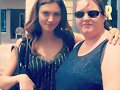 Phoebe Tonkin con una fan en set de The Originals