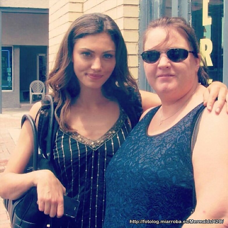 Phoebe Tonkin con una fan en set de The Originals