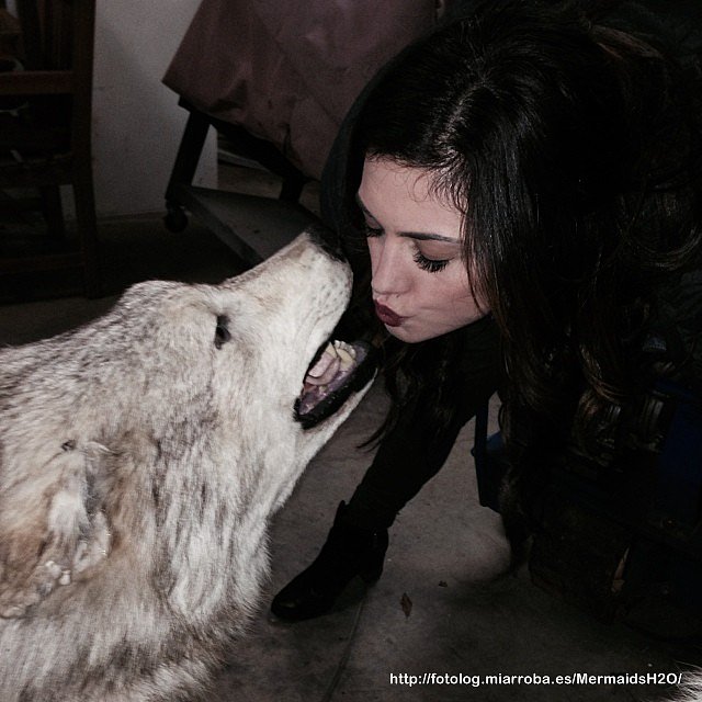 Phoebe Tonkin en el set de The Originals
