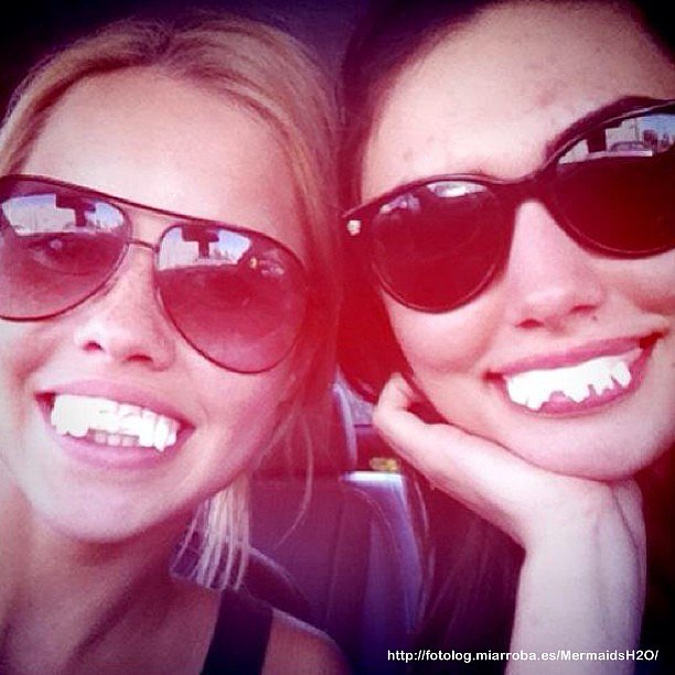 Claire Holt y Phoebe Tonkin