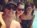 Phoebe Tonkin con Michael Trevino y una amiga