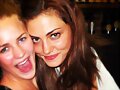 Phoebe Tonkin con su amiga Britt Robertson