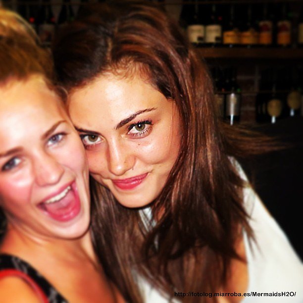 Phoebe Tonkin con su amiga Britt Robertson