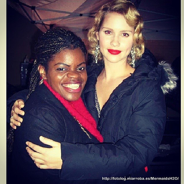 Claire Holt con una fan en el set de The Originals