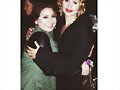 Claire Holt con una fan en el set de The Originals