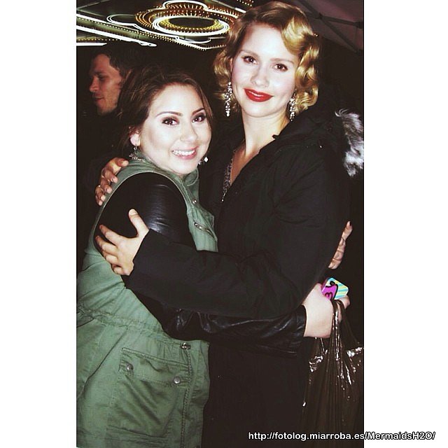 Claire Holt con una fan en el set de The Originals