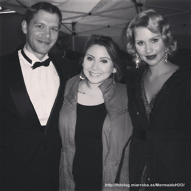 Claire Holt con una fan en el set de The Originals
