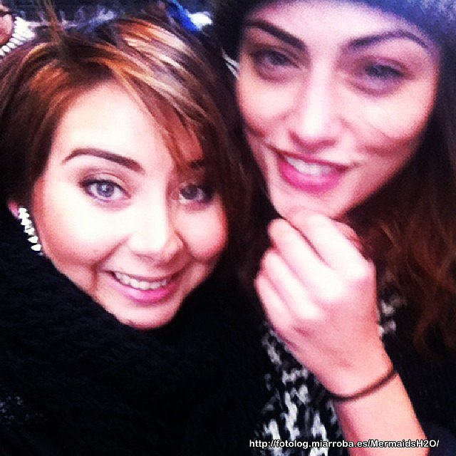 Phoebe Tonkin con una fan