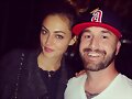 Phoebe Tonkin con un fan