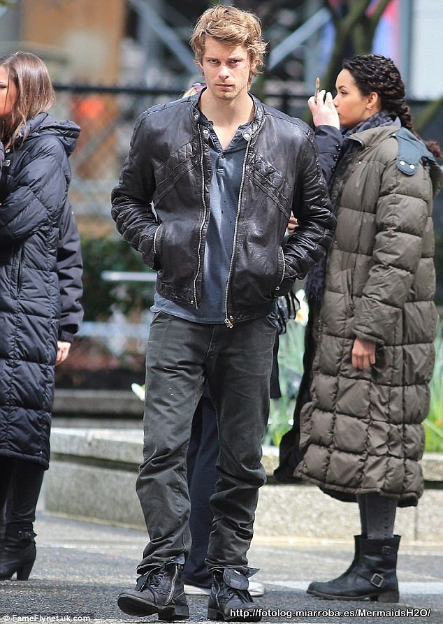 BTS de Luke Mitchell en The Tomorrow People
