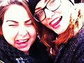 Phoebe Tonkin con una fan