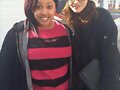Phoebe Tonkin con una fan