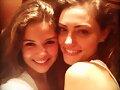 Phoebe Tonkin con su amiga Danielle Campbell