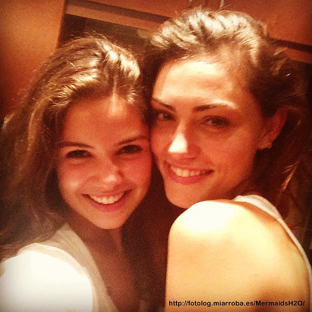 Phoebe Tonkin con su amiga Danielle Campbell