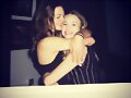 Phoebe Tonkin con su amiga Britt Robertson