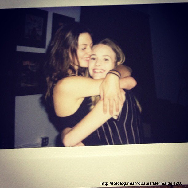 Phoebe Tonkin con su amiga Britt Robertson