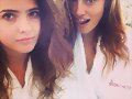 Phoebe Tonkin con su amiga Shelley Henning de TSC