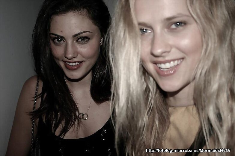 Phoebe Tonkin con su amiga Teresa Palmer