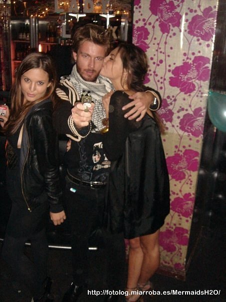 Phoebe Tonkin con amigos