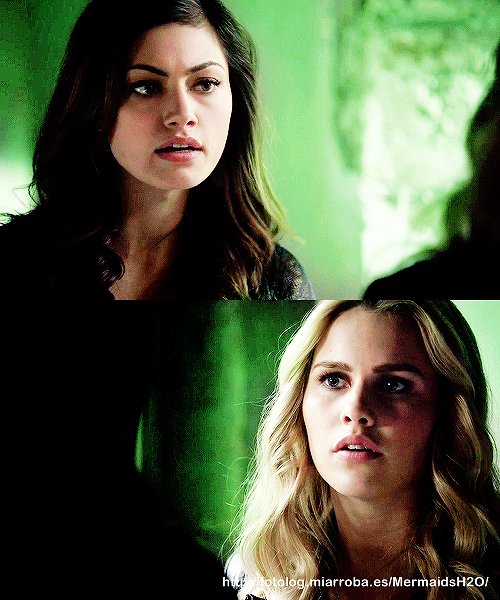 Phoebe Tonkin y Claire Holt en The Originals