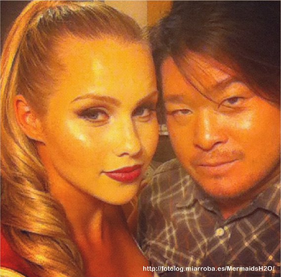 Claire Holt con un fan