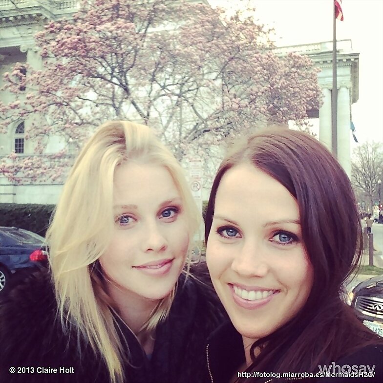 Claire Holt con su hermana Rachael Holt