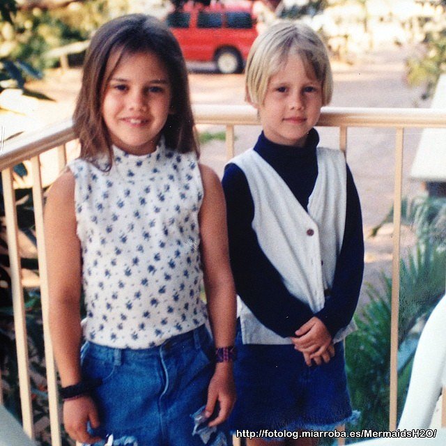 Claire Holt de pequeña con su hermana Rachael
