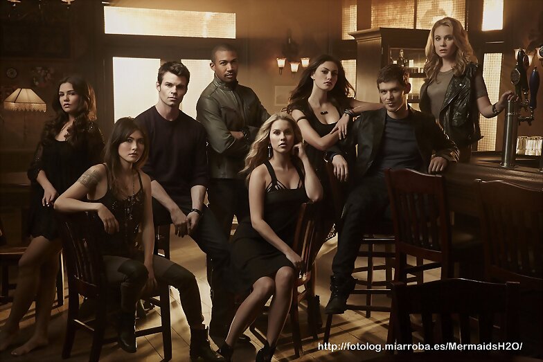 Phoebe Tonkin y Claire Holt en The Originals