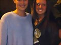 Claire Holt con una fan