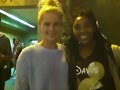 Claire Holt con una fan