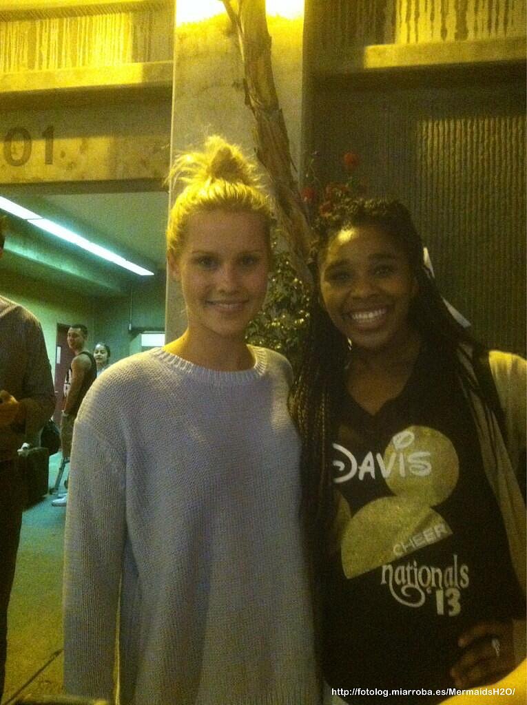 Claire Holt con una fan
