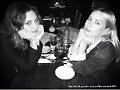 Phoebe Tonkin con su amiga Alexandra Spencer